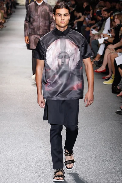 Look 18